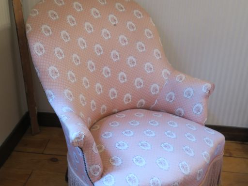 Paire de fauteuils crapaud garniture de tissu à décor de bouquet de fl