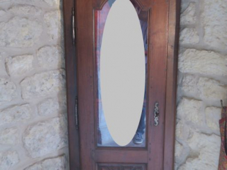 Vente aux enchères Vitrine d'angle en bois mouluré ouvrant à une porte. Dim. 171.5 x 70 x