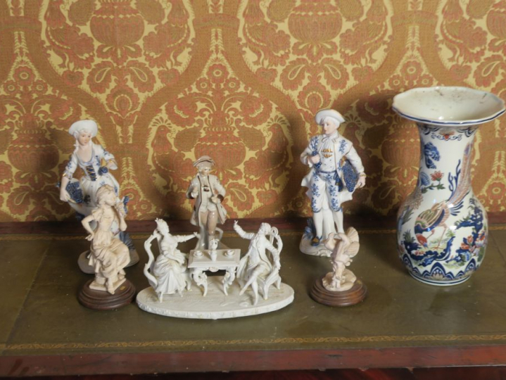 Vase en faience anglaise à décor de fleurs polychromes. Collection de 