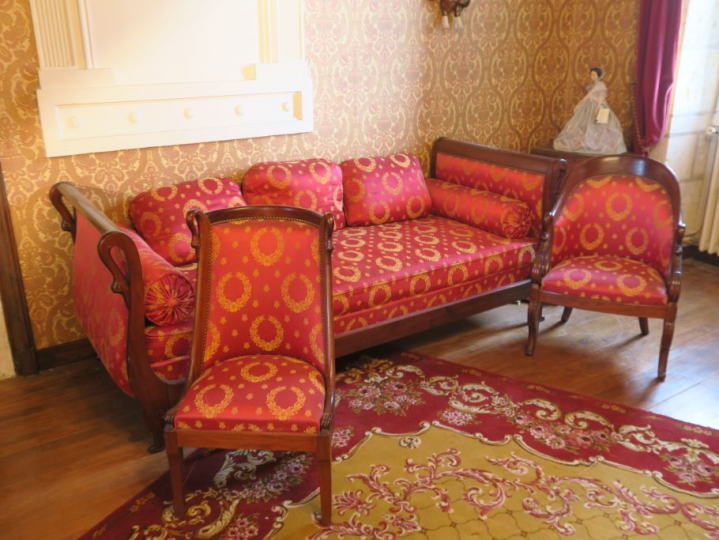 Mobilier de salon de style Empire en acajou et placage d'acajou, à déc