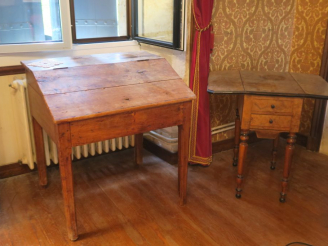 Vente aux enchères Pupitre d'écolier en bois naturel ouvrant à un abattant. Dim. 83 x 76 