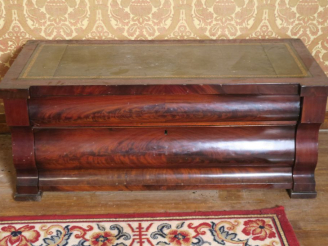 Vente aux enchères Coffre en acajou flammé dessus cuir, ouvrant à un grand et un petit ti