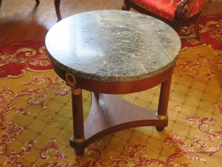 Guéridon tripode de style Empire dessus marbre vert, ornementation de 