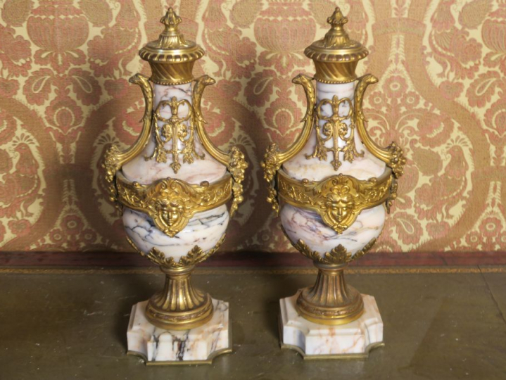 Paire de cassolettes XIXème en marbre et bronze doré à décor de mascar