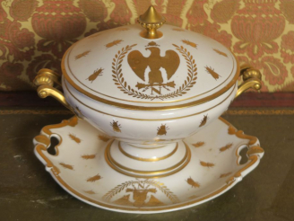 Vente aux enchères Grande soupière sur son plateau de style Empire en porcelaine  à décor
