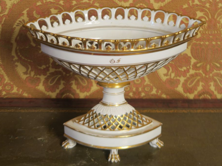 Jardinière Napoléon III en porcelaine ajourée de Paris, à décor de lis