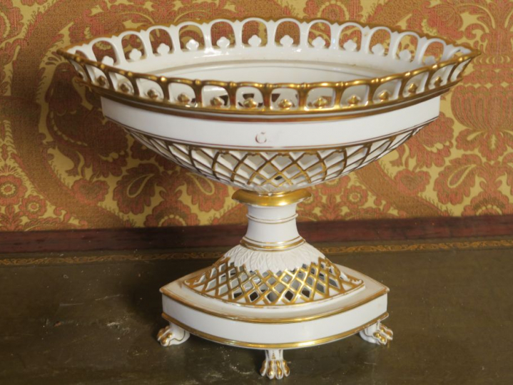 Jardinière Napoléon III en porcelaine ajourée de Paris, à décor de lis