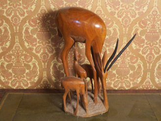 Vente aux enchères Groupe en bois sculpté "les antilopes". H. 62 cm.