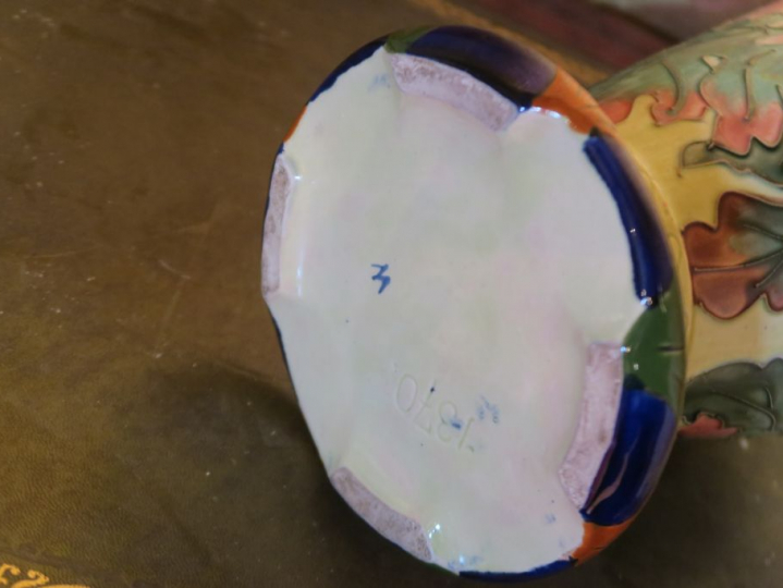 Paire de vases en céramique 1900 ou faience à décor de fleurs polychro