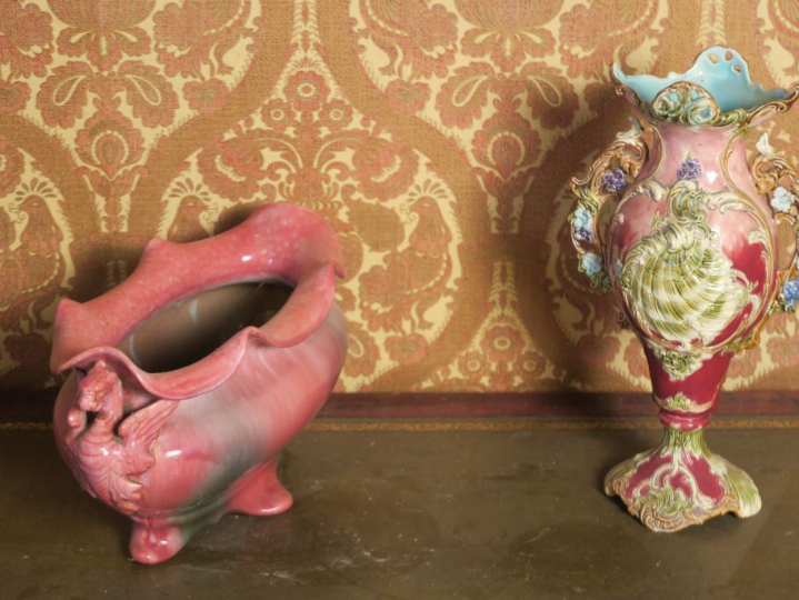 Jardinière en barbotine 1900 à décor de chimères en relief. Dim. 21 x 