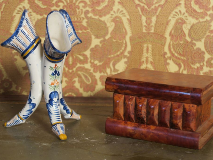 Boite à cigares en bois. un tulipier en faience polychrome de Quimper.