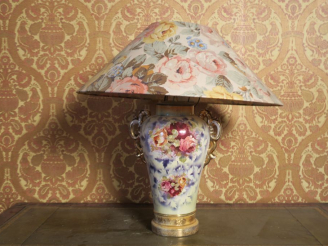 Vente aux enchères Lampe en porcelaine à décor de fleurs polychromes.