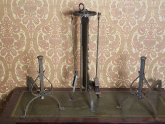 Vente aux enchères Nécessaire de cheminée : paire de chenets en fer forgé et accessoires 