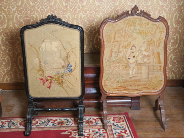 Ecran de cheminée Napoléon III en bois laqué noir à décor de tapisseri