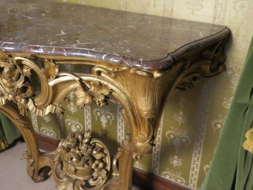 Console Napoléon III de style Louis XV en bois et stuc doré, à décor a