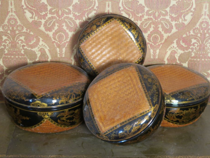 Suite de quatre boites à biscuit en osier et carton maché de style ext
