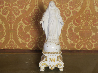 Vente aux enchères Vierge en majesté en porcelaine de Paris et biscuit. H. 43 cm.