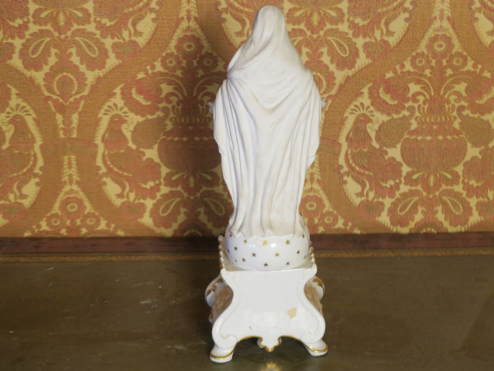 Vierge en majesté en porcelaine de Paris et biscuit. H. 43 cm.