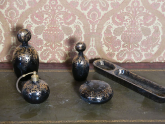 Vente aux enchères Garniture de toilette en porcelaine: un pot couvert, deux flacons, un 