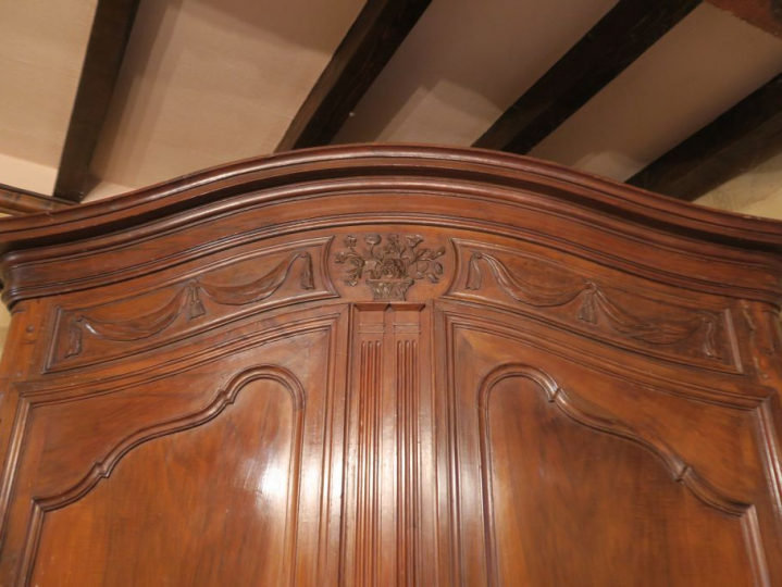 Armoire de style Louis XV en noyer ouvrant à deux grandes portes et un