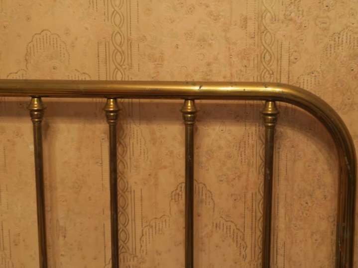 Grand lit en laiton.