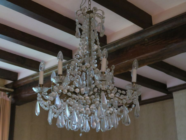 Lustre à pampilles en verre et laiton, éclairant à huit lumières. H. 7