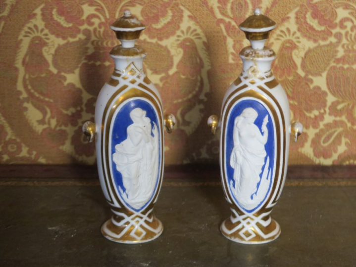 Paire de flacons Napoléon III en porcelaine de Paris, à décor de muses