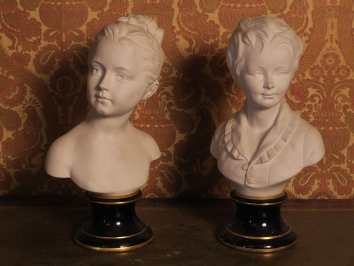 D'après HOUDON. "Charles et Iris". Paire de sujets en biscuit. H. 41 c