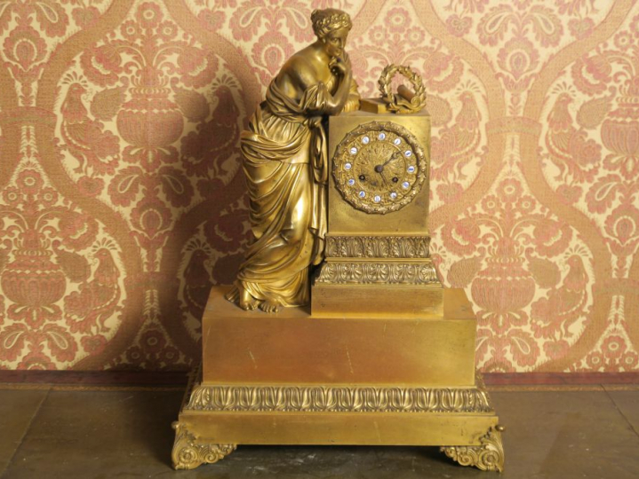 Pendule Empire en bronze à décor d'une allégorie du savoir, chiffres d