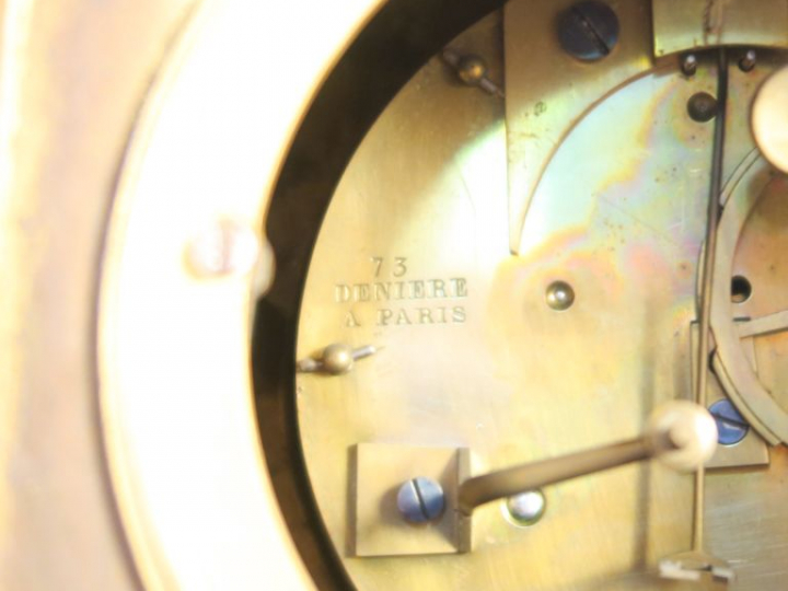 Pendule Empire en bronze à décor d'une allégorie du savoir, chiffres d