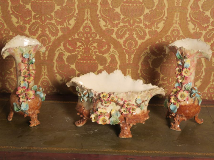 Garniture de cheminée Napoléon III en barbotine à décor de fleurettes 