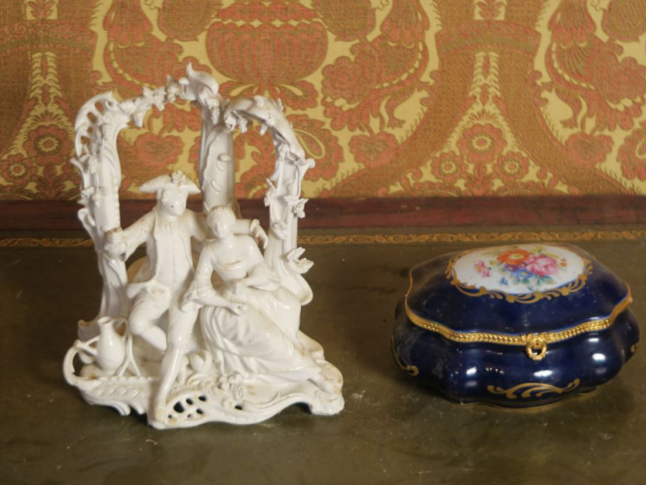 SEVRES.  "les buveurs". Groupe en porcelaine..  Signé. Une boite à bij