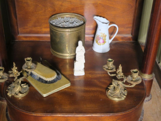 Vente aux enchères Un cache pot en laiton nécessaire à chaussures : une brosse et un chau