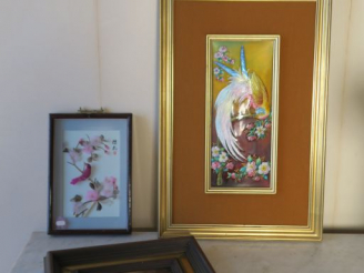 Vente aux enchères F. MURE "oiseau branché", encadrement orné d'une plaque émaillée signé