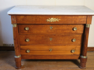 Vente aux enchères Commode de style Empire en bois naturel, ornementation de bronze et la