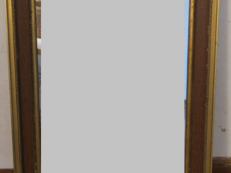 Vente aux enchères Grand miroir de style Louis XVI en bois doré à décor de frises de perl