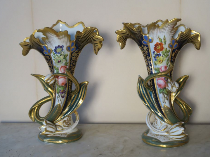 Paire de vases Napoléon III en porcelaine de Paris à décor polychromes