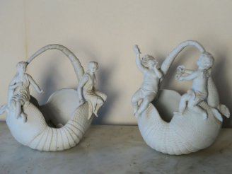 Vente aux enchères Paire de vide-poches 1900 en biscuit à décor d'amours en relief (accid