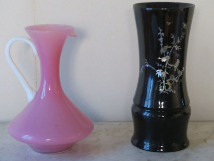 Une verseuse en opaline blanche et rose un vase en bois laqué et incru