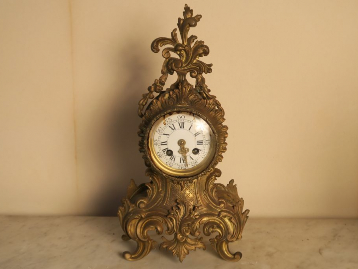 Cartel de style Louis XV en laiton et régule, cadran émaillé.