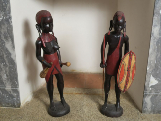Vente aux enchères Paire de sculptures africaines en bois polychromes "guerriers".