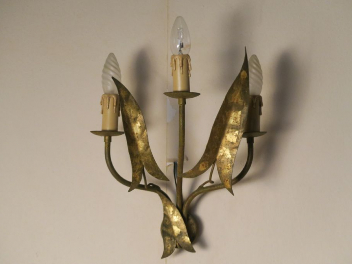 Paire d'appliques années 70 en tôle à décor feuillagé, éclairant à tro