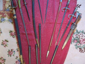 Vente aux enchères Trophée contenant baionnettes, dagues et sabres : 10 pièces.