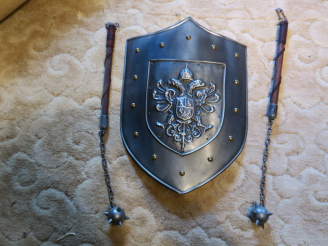 Vente aux enchères Réplique de bouclier. 2 masses d'armes.