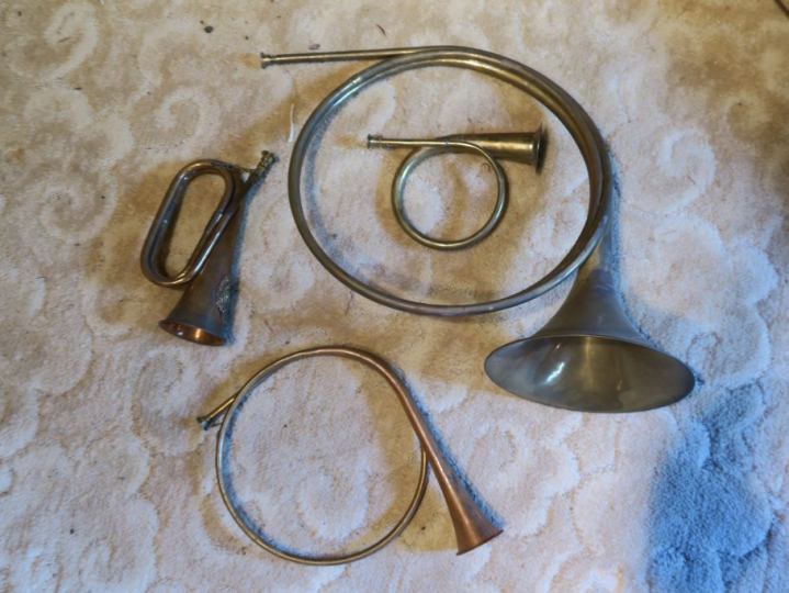 Un cors de chasse . 2 trompes de chasse.