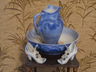Vente aux enchères Un broc et son bassin en céramique bleue. 2 porte bouquets en porcelai