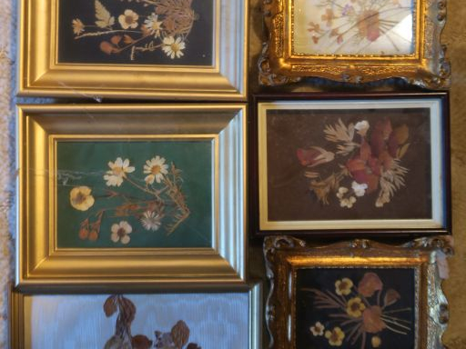 Un broc et son bassin en céramique bleue. 2 porte bouquets en porcelai