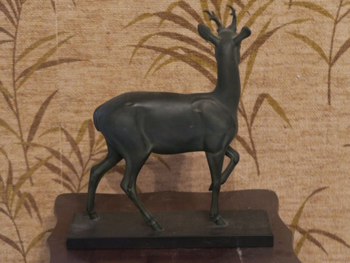 Sculpture en régule "cerf" sur un socle en marbre noir. Dim. 34 x 23 c