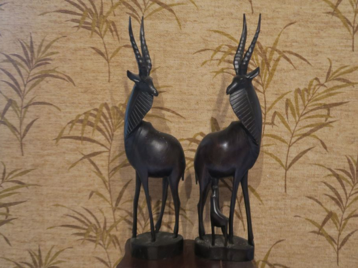 Paire de sculptures en bois sculpté "oryx". H. 60 cm.