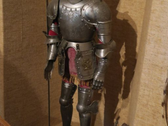 Vente aux enchères Reproduction d'armure en pied sur son mannequin. H. 95 cm.